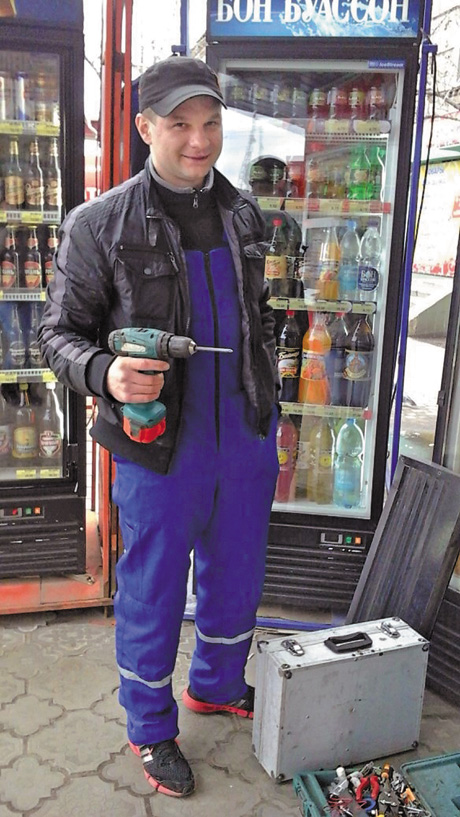Михайло Кових отримав грант від міжнародної організації і тепер ремонтує холодильне обладнання у Рубіжному. Фото надане фондом Mercy Corps